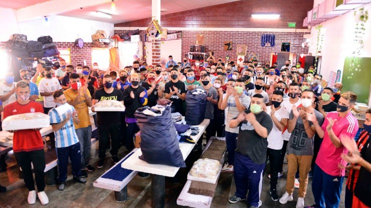 Un detenido con prisión domiciliaria y sus excompañeros beneficiaron a más de cien familias